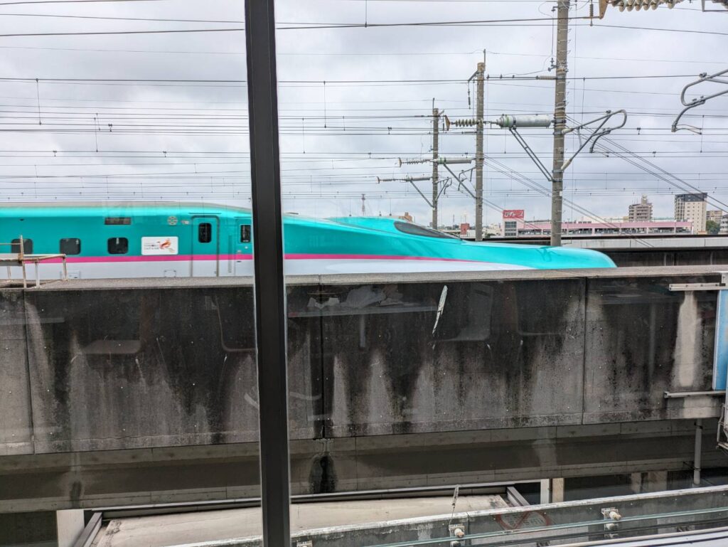 新幹線ラウンジの窓際から間近に見える新幹線