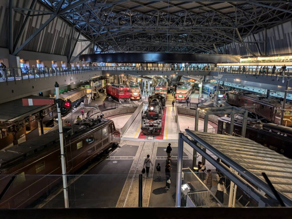 2階から見た実物大車両の展示フロア